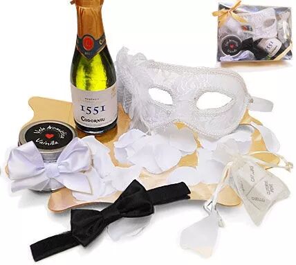 INEDIT - EROTIC KIT MASQUE V�NITIEN BLANC